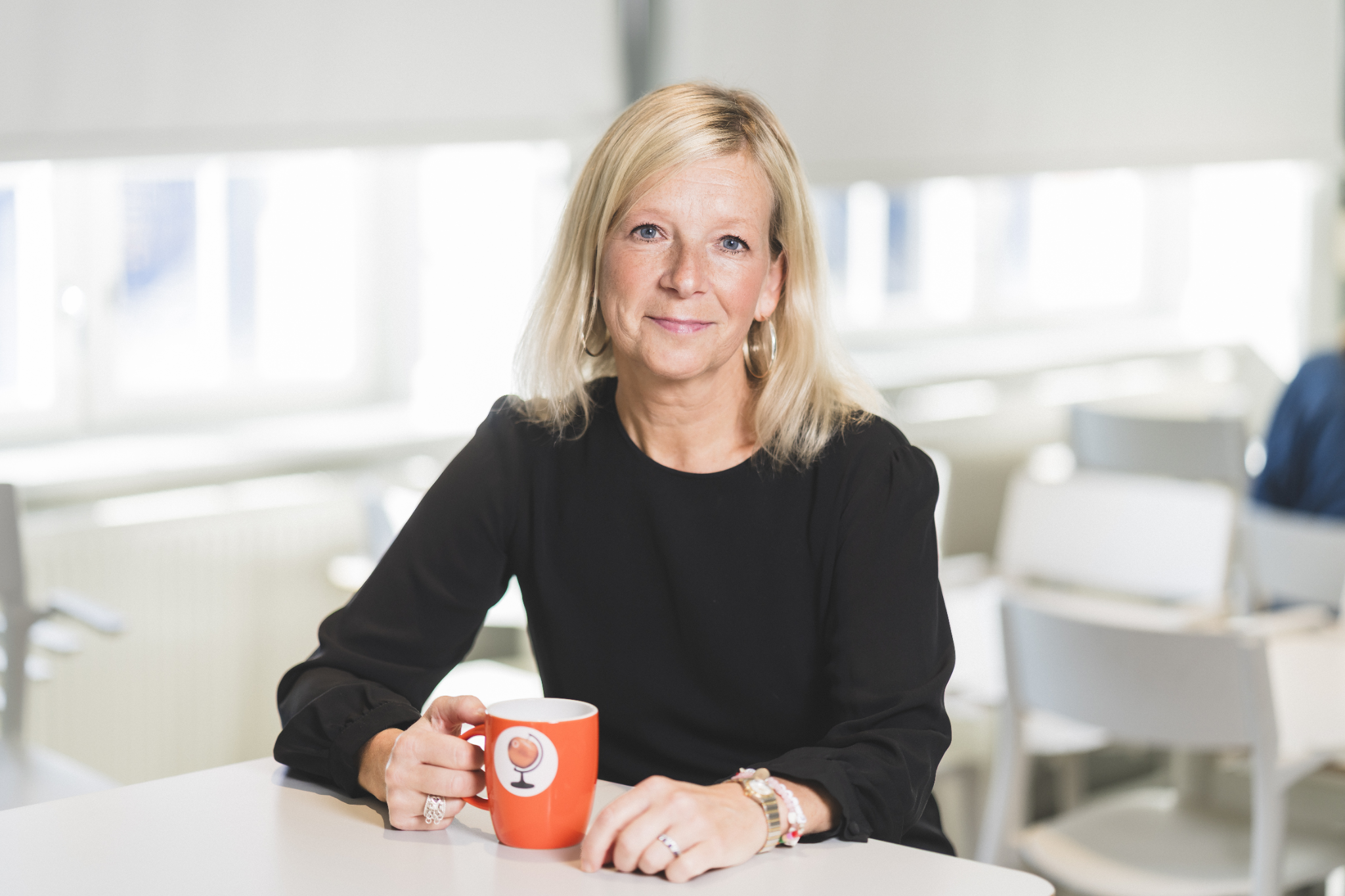 Linda S. Jonsson, Mitautorin der schwedischen Studie, sitzt mit einer Tasse an einem Tisch.